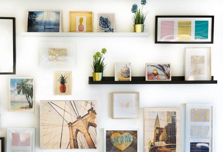 Ambiance, photo d'inspiration pour un intérieur, cadres et blocs de bois imprimés sur étagères